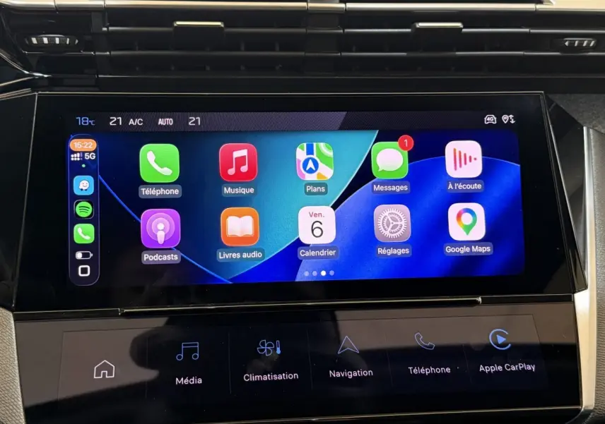 Écran tactile central affichant Apple CarPlay dans l’habitacle d’une Peugeot 308 gris foncé, vue de face.