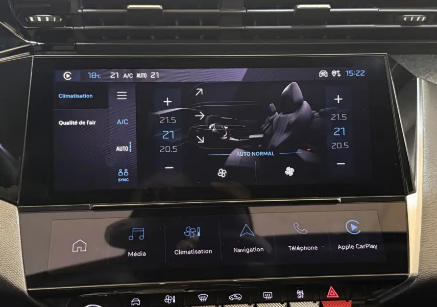 Écran tactile central de la Peugeot 308 gris foncé, affichant les réglages de climatisation et navigation.
