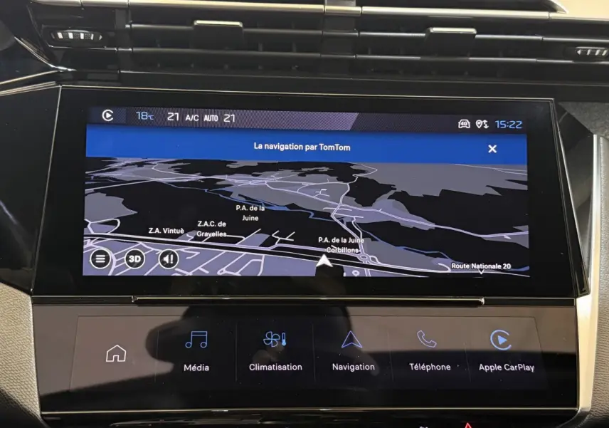 Écran tactile central de navigation affichant une carte, intérieur de Peugeot 308 gris foncé, vue rapprochée du tableau de bord.