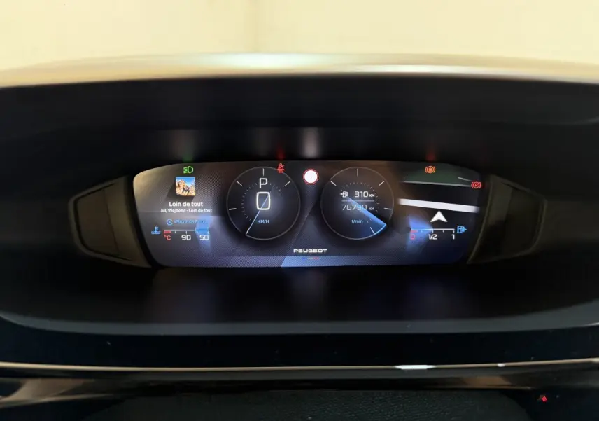 Affichage digital du tableau de bord de la Peugeot 308 gris foncé, vue frontale centrée sur les compteurs numériques.