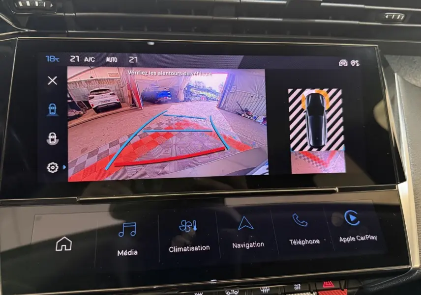 Écran tactile central du Peugeot 308 gris foncé montrant la caméra de recul avec guidage et vue 360° en intérieur.