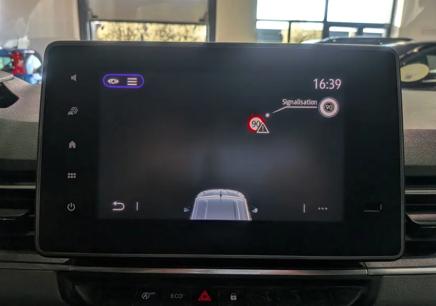 Écran tactile intérieur du Renault Kangoo 2021 affichant l'alerte de limitation de vitesse à 90 km/h.