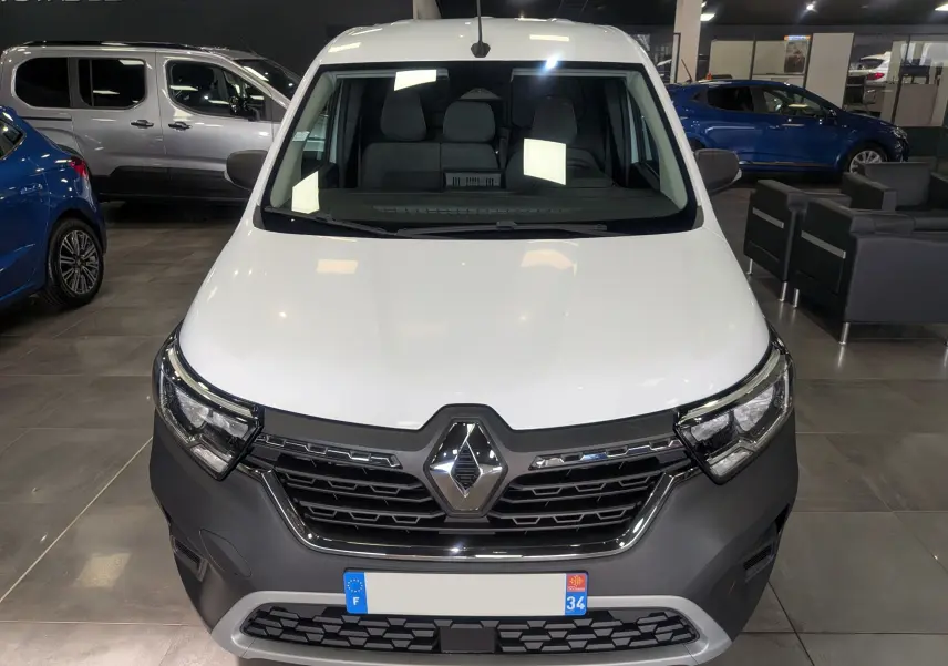 Vue avant d’un Renault Kangoo Van blanc minéral 2021 avec calandre noire et logo Renault proéminent.