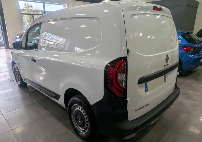 Vue 3/4 arrière droite du Renault Kangoo Van blanc minéral, avec feux arrière rouges et pare-chocs noir mat.