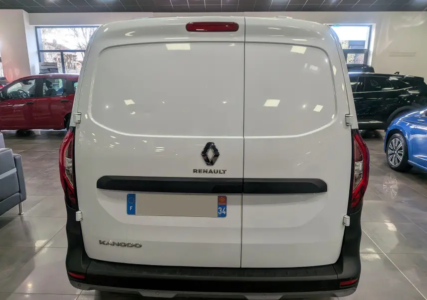 Vue arrière du Renault Kangoo Van blanc minéral 2021 avec portes battantes et bande de protection noire centrale.
