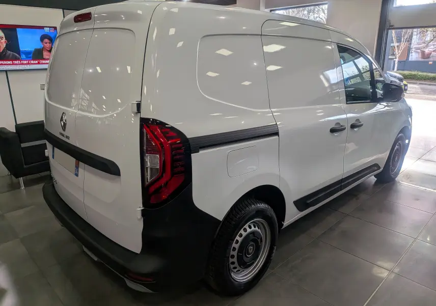 Renault Kangoo Van blanc minéral vu en 3/4 arrière droit, avec feux arrière distinctifs et jantes acier noires.