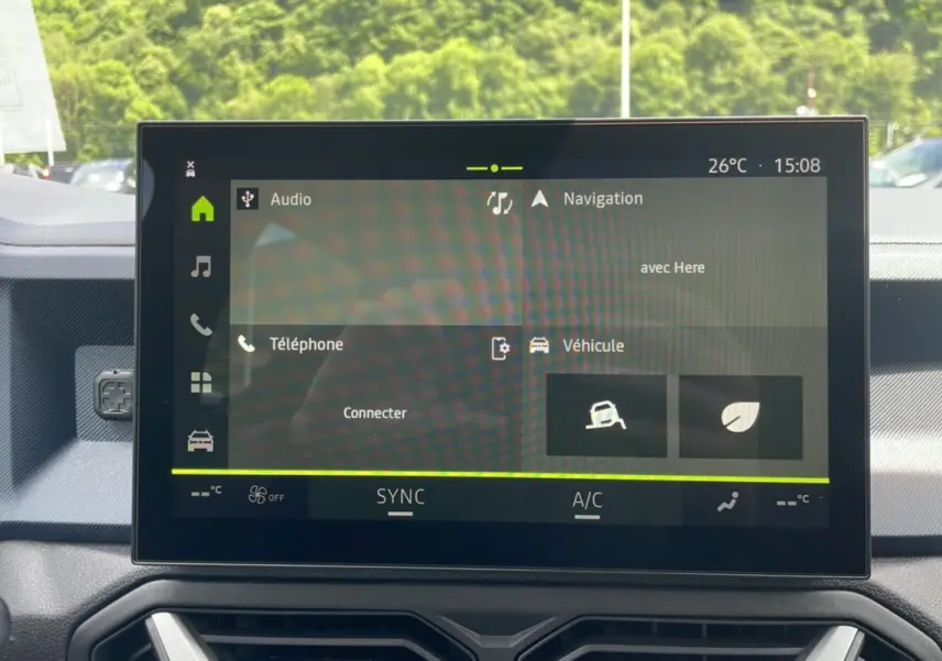 Écran tactile central du tableau de bord du Dacia Bigster 2025 affichant les menus audio, navigation et véhicule.