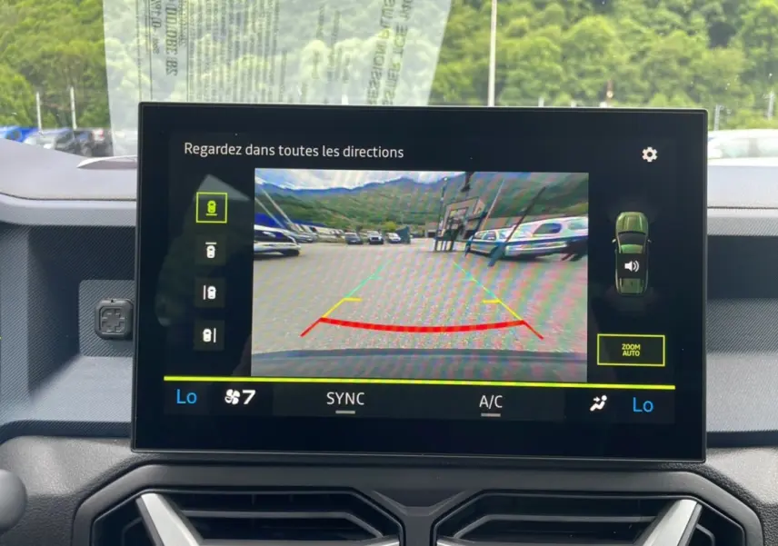 Écran central du tableau de bord montrant la caméra multiview en marche dans un Dacia Bigster 2025 vert cèdre.