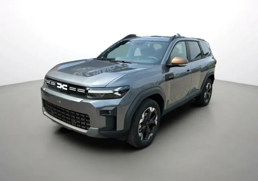 Vue 3/4 avant du Dacia Bigster gris schiste avec rétroviseurs cuivrés et jantes alu 18 pouces distinctives.