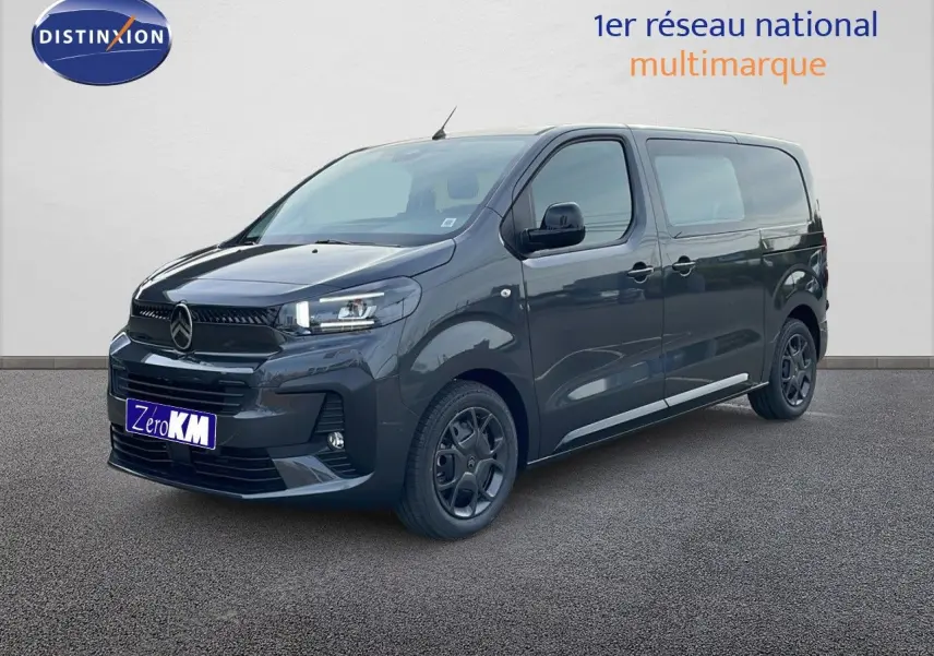 Fourgon Citroën Jumpy cabine approfondie gris titane métal, vu en 3/4 avant droit avec jantes noires et vitres teintées.