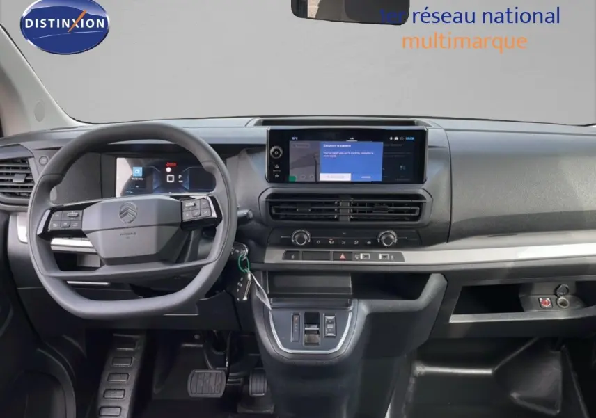 Vue intérieure frontale du tableau de bord et volant gris foncé du Citroën Jumpy Cabine Approfondie 2026.