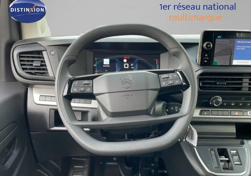 Vue intérieure centrée sur le volant multifonction gris d’un Citroën Jumpy Cabine Approfondie 2026 avec tableau de bord digital.