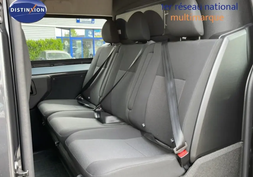 Vue intérieure côté droit sur la banquette arrière grise du Citroën Jumpy Cabine Approfondie 2026.