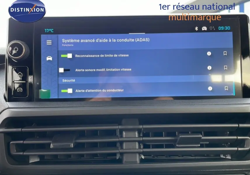 Écran tactile intérieur du Citroën Jumpy Cabine Approfondie 2026 affichant les aides à la conduite.