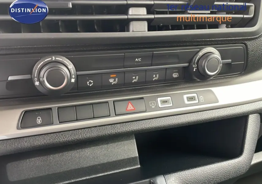 Détail de la console centrale du Citroën Jumpy Cabine Approfondie 2026, montrant les commandes de climatisation et ports USB.