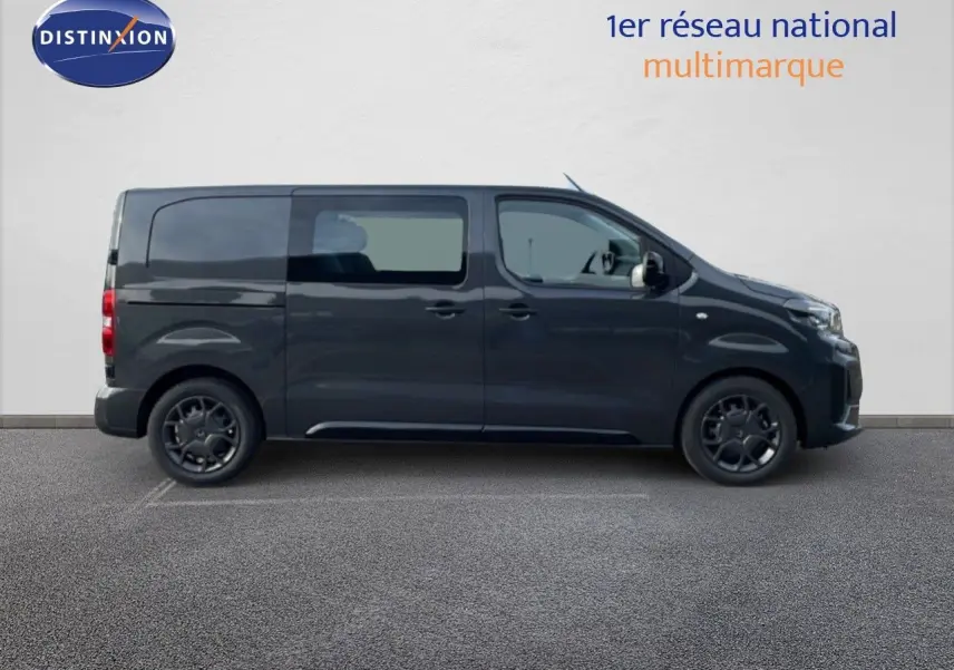 Vue de profil côté gauche d’un Citroën Jumpy Cabine Approfondie gris titane métal avec jantes noires.