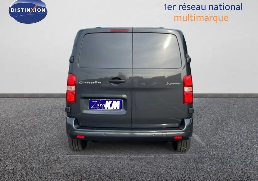 Vue arrière d'un Citroën Jumpy cabine approfondie gris titane métal avec portes battantes fermées sur parking.
