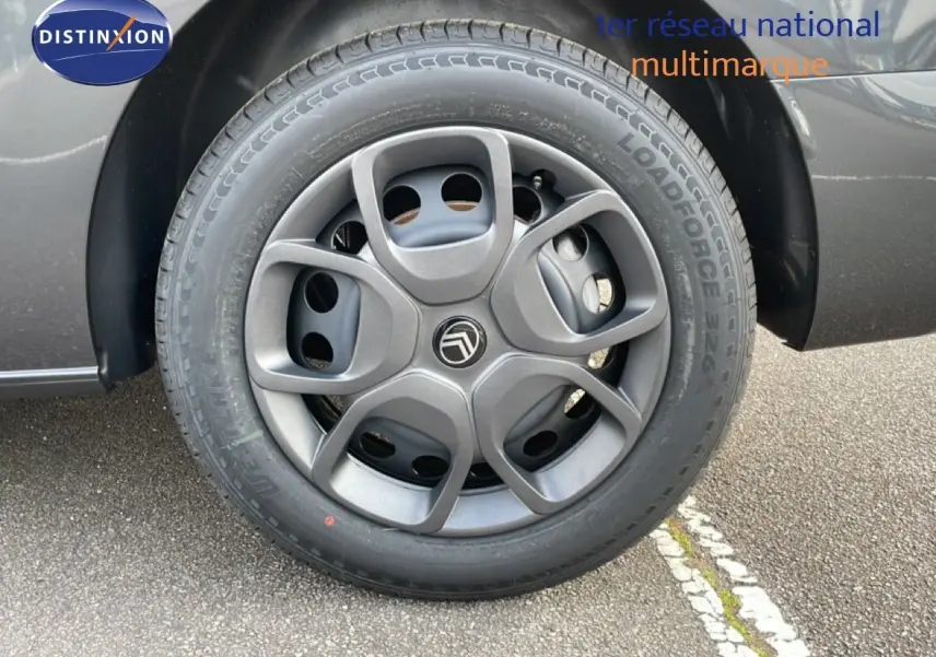 Gros plan sur la roue avant droite gris titane métallisé d’un Citroën Jumpy Cabine Approfondie 2026 avec jante spécifique.