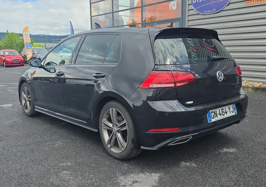 Volkswagen Golf 1.5 TSI EVO 150 R-line noire vue 3/4 arrière droit, avec jantes alliage et feux arrière LED.