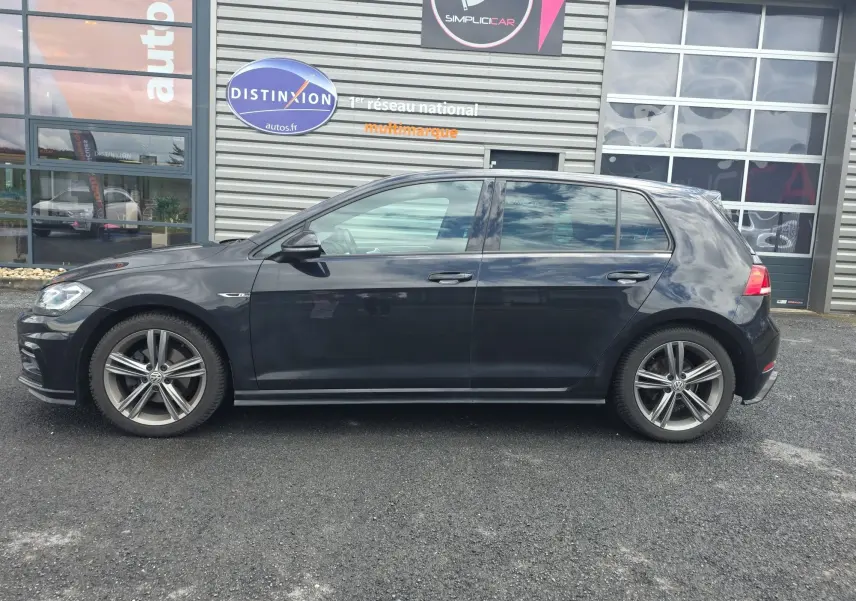 Profil côté gauche d'une Volkswagen Golf 1.5 TSI EVO 150 R-line noire de 2019 avec jantes alliage distinctives.