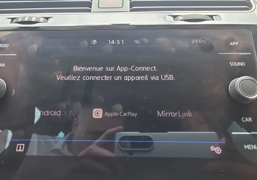 Écran tactile central de la Volkswagen Golf 1.5 TSI EVO 150 R-line 2019 affichant l'interface App-Connect.