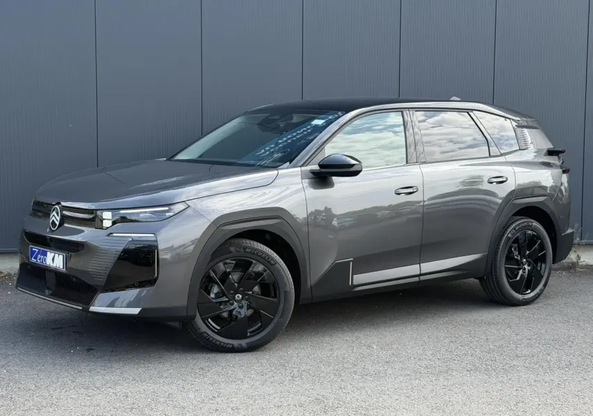 Vue 3/4 avant droite du Citroën C5 Aircross gris Platinium avec toit noir et jantes alliage noires.