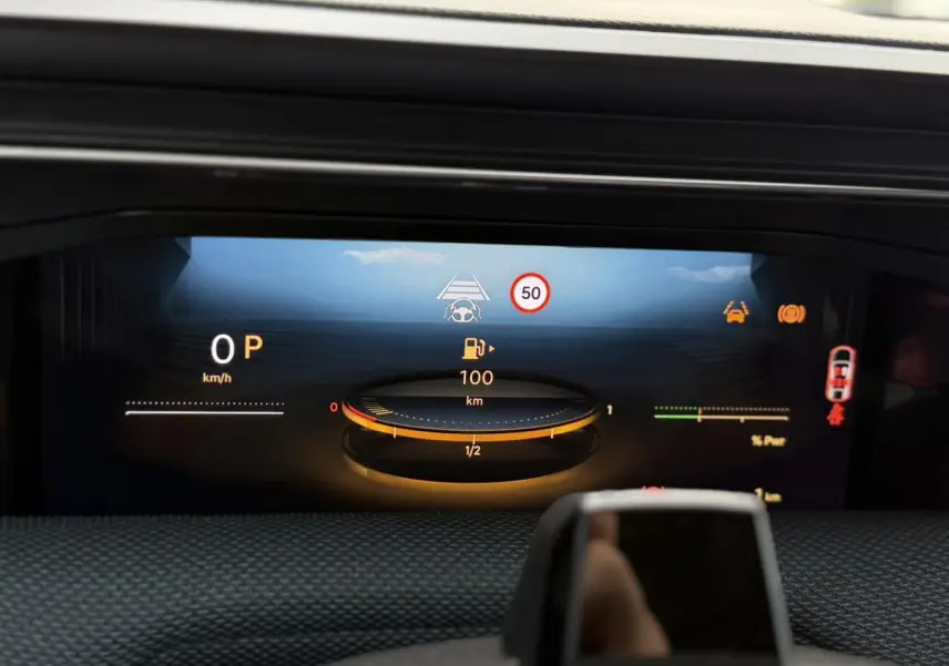 Affichage numérique du tableau de bord du Citroën C5 Aircross hybride, montrant la vitesse, autonomie et alertes.