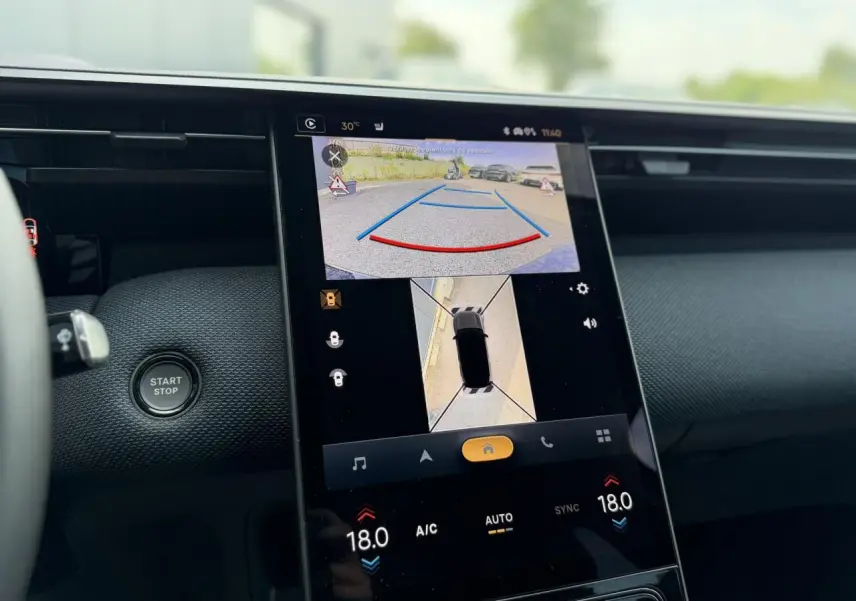 Vue rapprochée de l’écran tactile central du Citroën C5 Aircross gris, affichant la caméra 360° en marche arrière.