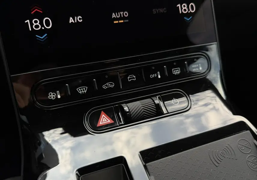 Détail de la console centrale noire brillante du Citroën C5 Aircross 2026 avec commandes climatisation et bouton hazard.