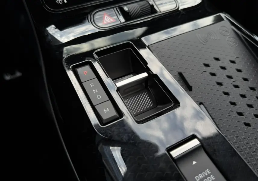 Gros plan sur la console centrale noire brillante du Citroën C5 Aircross 2026 avec sélecteur de boîte auto et bouton Drive Mode.