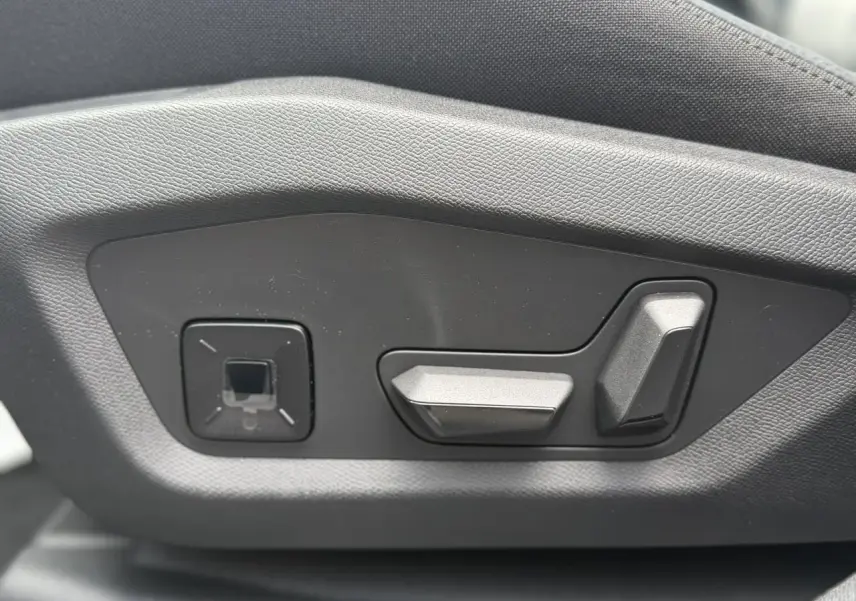 Détail des commandes de réglage électrique du siège conducteur du Citroën C5 Aircross gris Platinium.