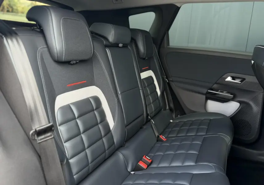 Vue intérieure côté droit des sièges arrière en cuir noir matelassé avec surpiqûres blanches et détails rouges du Citroën C5 Aircross.