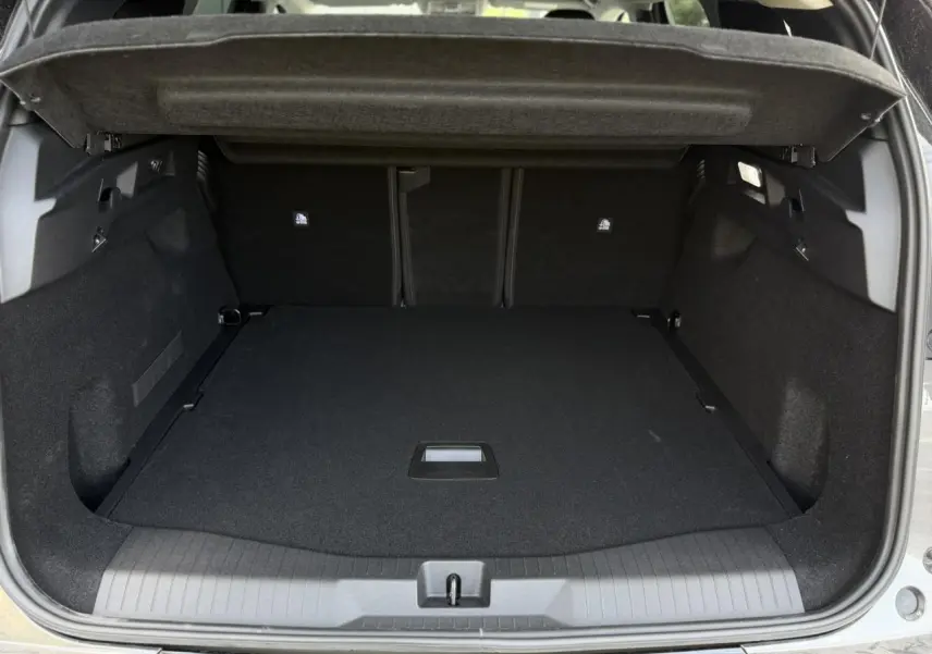 Coffre ouvert vu de l'arrière du Citroën C5 Aircross gris Platinium, montrant un espace de chargement propre et modulable.
