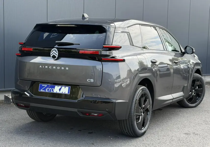 Vue 3/4 arrière droite du Citroën C5 Aircross gris Platinium avec toit noir et feux arrière LED distinctifs.
