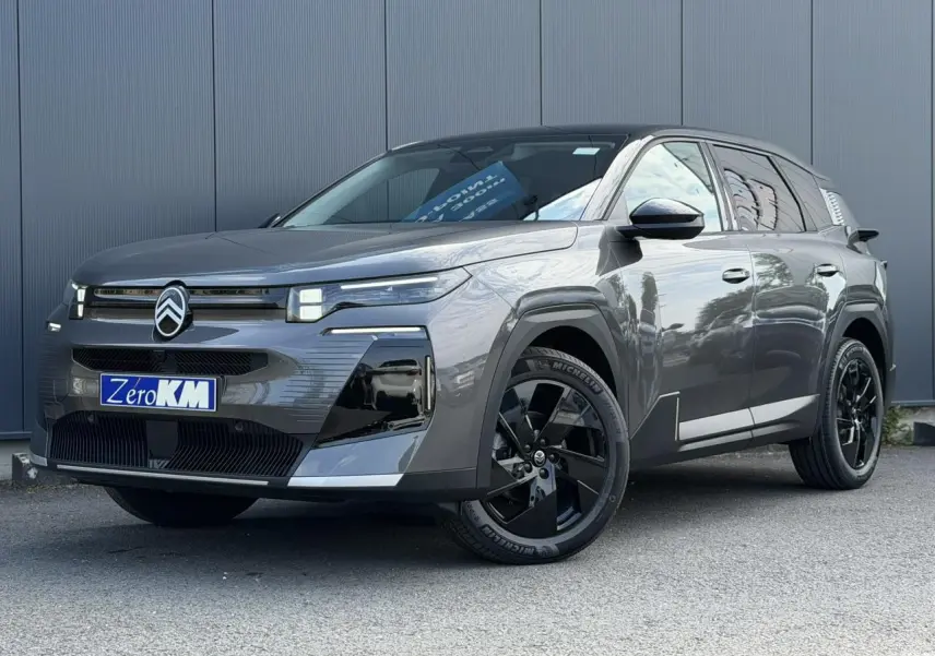 Citroën C5 Aircross gris Platinium vue 3/4 avant droit avec toit noir et jantes alliage noires.
