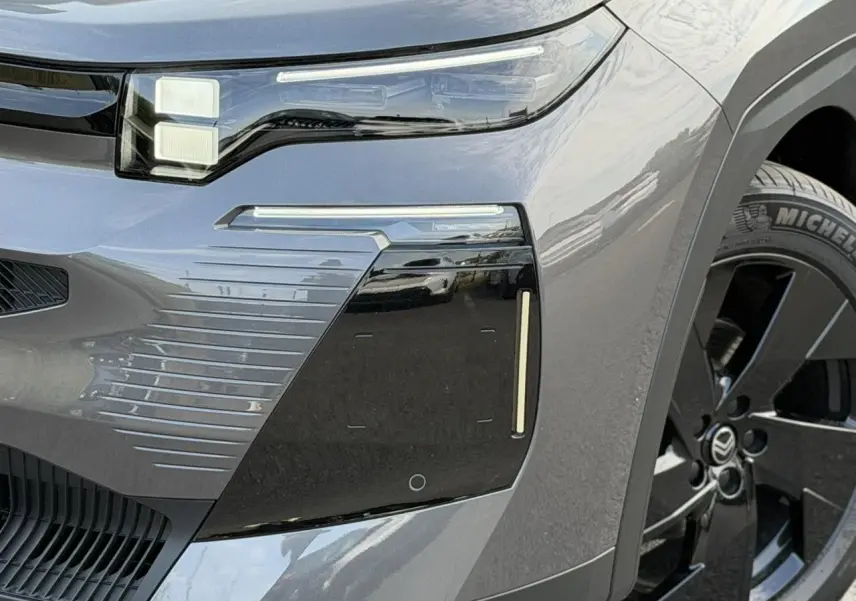 Gros plan avant droit du Citroën C5 Aircross gris Platinium avec détails noirs et jante alliage 19 pouces.