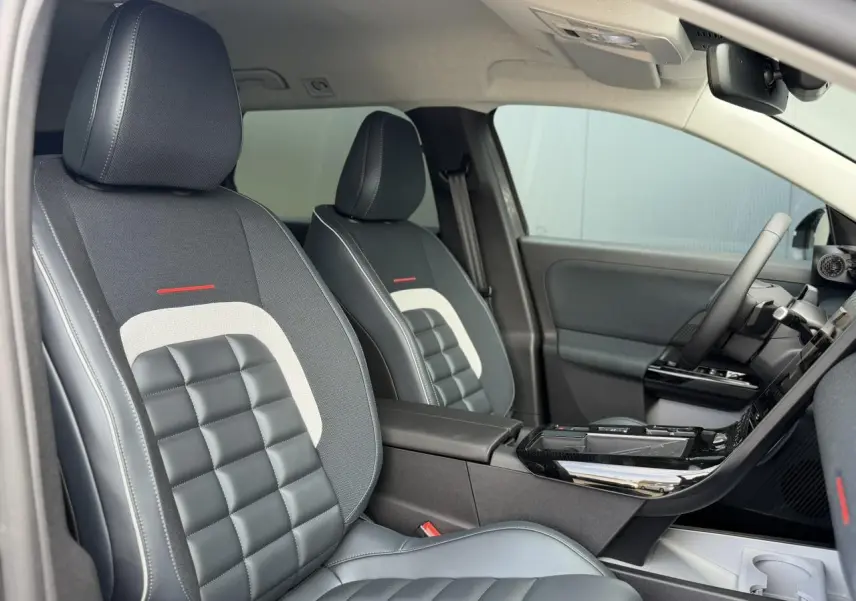 Vue intérieure côté gauche des sièges avant gris foncé avec surpiqûres blanches et inserts noirs matelassés du Citroën C5 Aircross 2026.