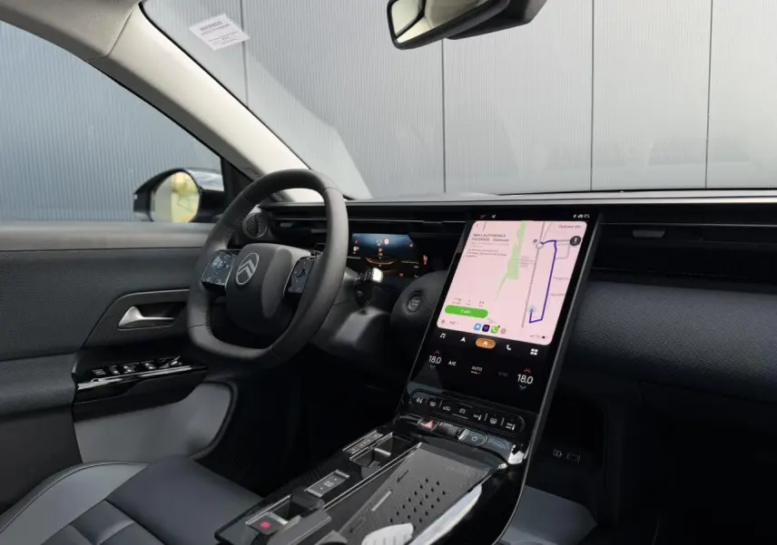 Vue intérieure côté conducteur du Citroën C5 Aircross 2026, avec écran tactile vertical et sellerie noire et grise.