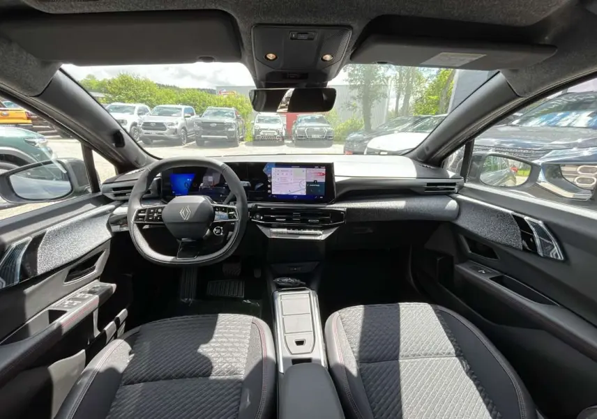 Vue intérieure avant de la Renault Clio 6 TCE 115 EDC Techno 2026, tableau de bord moderne avec écran tactile et volant multifonctions.