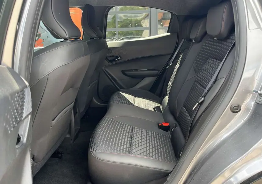 Vue intérieure côté droit sur la banquette arrière noire avec motifs géométriques de la Renault Clio gris schiste 2026.