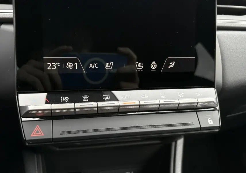 Détail de la console centrale avec commandes climatisation et écran tactile du Renault Captur Noir Étoile 2025.