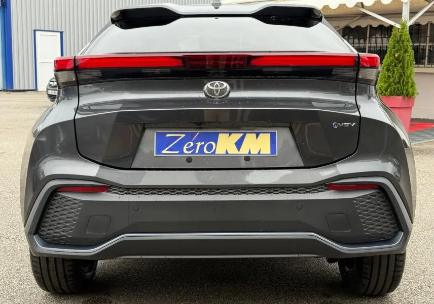 Vue arrière du Toyota C-HR 1.8 140CH STYLE MY25 gris atlas avec feux LED traversants et plaque Zéro KM.