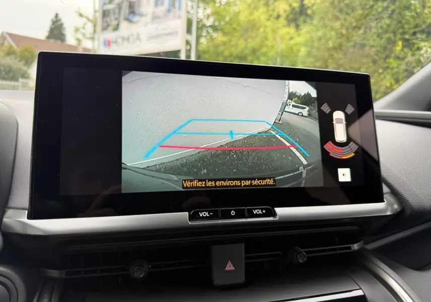 Écran intérieur du Toyota C-HR gris atlas montrant la caméra de recul avec guidage et alertes de proximité.