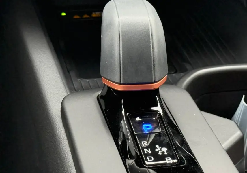 Le levier de vitesses automatique du Toyota C-HR 1.8 140CH STYLE MY25 en gros plan, avec indicateur bleu sur la position P.