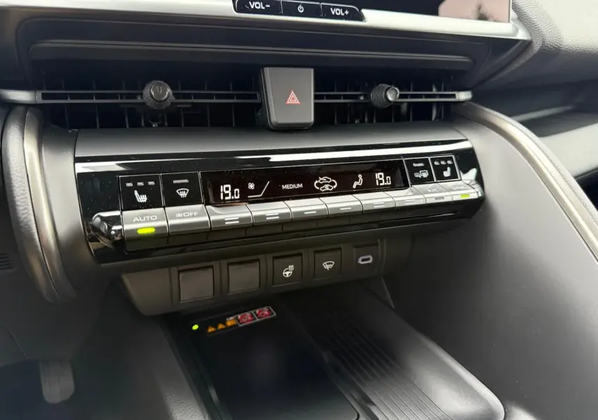 Panneau de climatisation tactile noir du Toyota C-HR gris atlas 2025, avec affichage digital et commandes chauffantes.