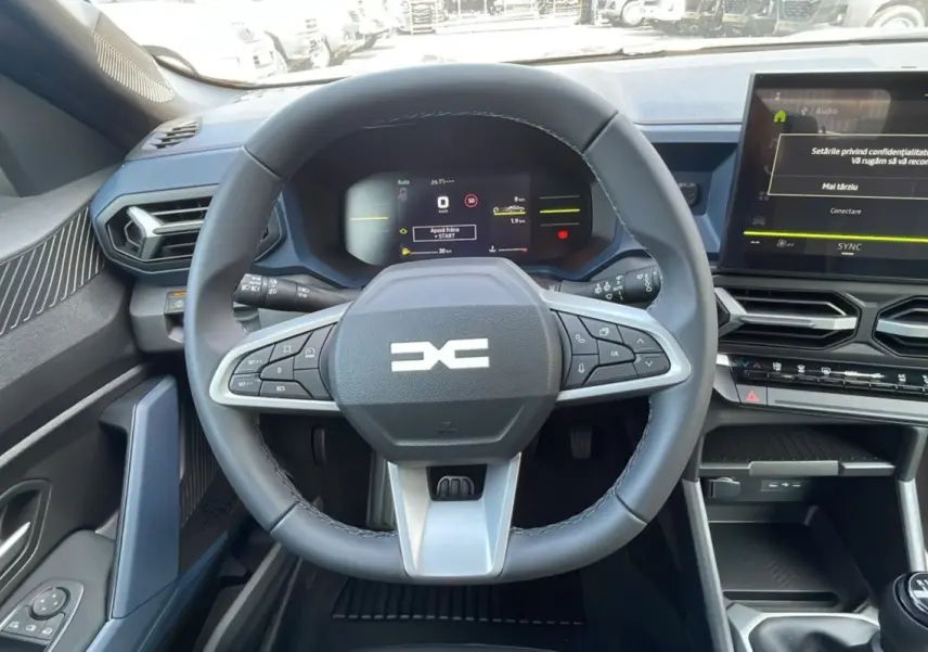 Vue intérieure centrée sur le volant cuir et le tableau de bord numérique du Dacia Bigster 2025, version TCE 130 4x4 Expression Plus.