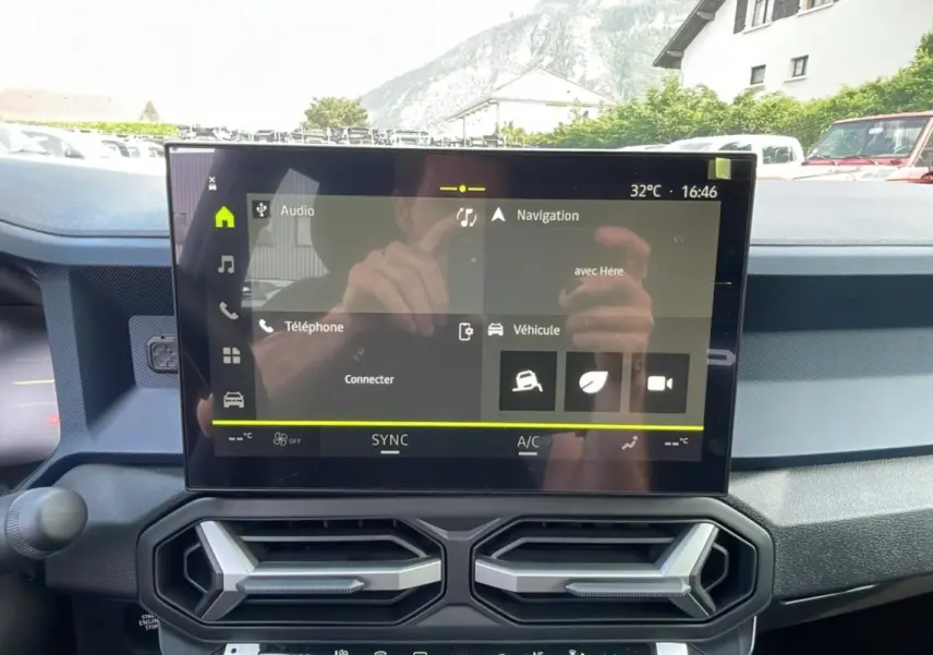 Écran tactile central 10,1 pouces du tableau de bord du Dacia Bigster 2025 avec commandes multimédia et navigation.