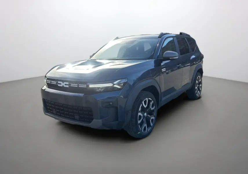 Vue 3/4 avant d'un Dacia Bigster bleu indigo avec jantes alu 19 pouces et toit ouvrant panoramique visible.
