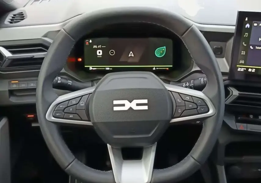 Vue rapprochée du volant cuir noir et du tableau de bord digital du Dacia Bigster 2026, intérieur moderne.