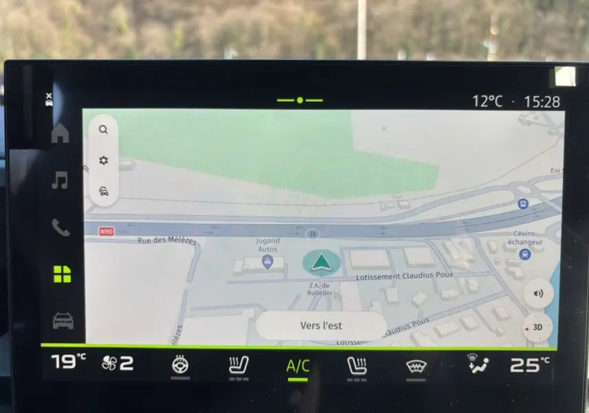 Écran tactile 10 pouces du tableau de bord du Dacia Bigster affichant la navigation GPS en mode carte.